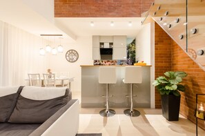 Penthouse Exécutif, 3 chambres, terrasse | Coin séjour | Télévision à écran plat de 80 cm avec chaînes par satellite, télévision