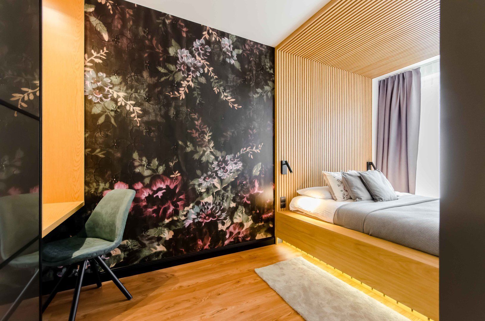 Un dormitorio con una cama, un escritorio y una silla.