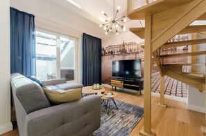 Loftsleilighet – exclusive, 3 soverom, terrasse | Oppholdsområde | En 80-centimeters Flatskjerm-TV med Parabol-TV samt TV