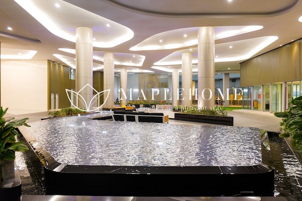 A modern hotel lobby with a central water feature, large pillars, and a seating area. - The Robertson Kuala Lumpur (Kuala Lumpur)