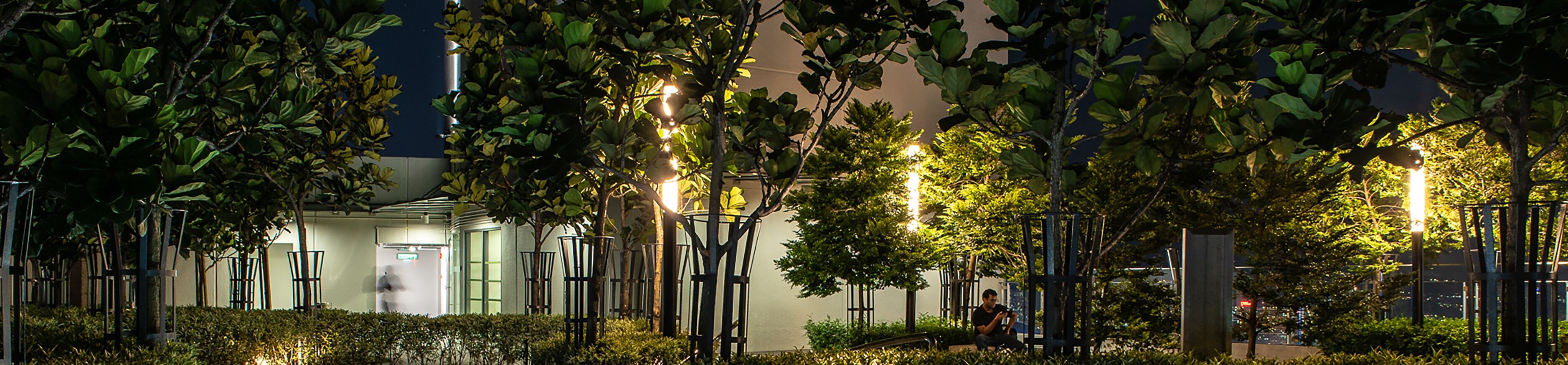 室外游泳池，開放時間為 09:00 至 17:00，提供泳池遮陽傘和日光浴躺椅