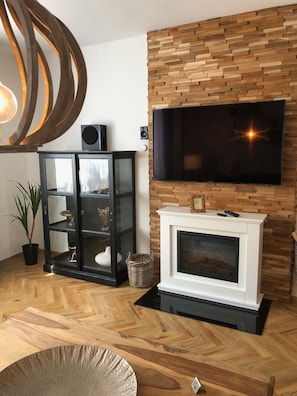 Apartemen, balkon (5) | Ruang keluarga | TV layar datar dan pemutar DVD