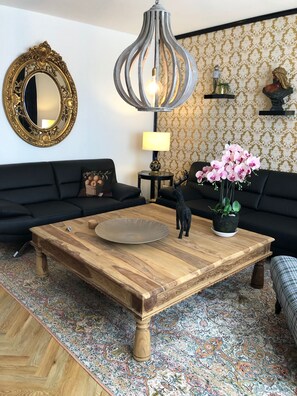 Apartemen, balkon (5) | Area keluarga | TV layar datar dan pemutar DVD