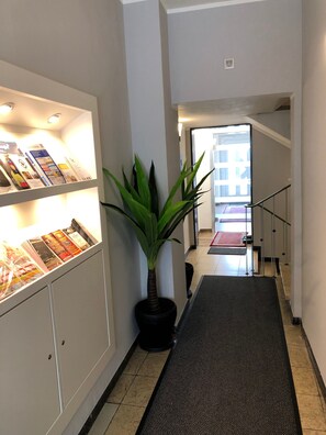 Apartemen, balkon (6) | Area keluarga | TV layar datar dan pemutar DVD