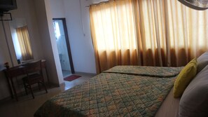 Luxury Suite, 1 King Bed, Non Smoking | In-room safe, desk, iron/ironing board - DeeGold Guest Home (Accra)