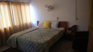 Suite luxueuse, 1 très grand lit, non-fumeur | Coffre-fort, bureau, fer et planche à repasser