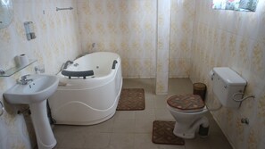 Luxury Suite, 1 King Bed, Non Smoking | Bathroom | Deep soaking tub, free toiletries, towels - DeeGold Guest Home (Accra)
