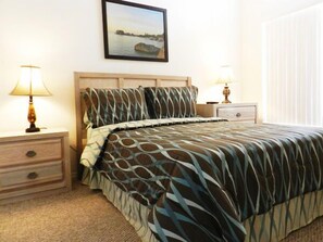 4 عدّة غرف نوم ومساحة عمل للكمبيوتر المحمول ومكواة/لوح كي وملاءات أسرّة