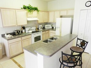 Villa familiare, piscina privata, lato giardino | Cucina condivisa | Frigorifero, microonde, forno