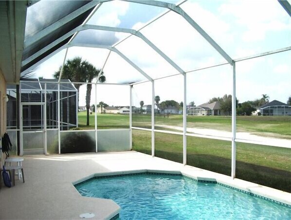 حمّام سباحة خارجي موسمي، مقاعد للتشمس