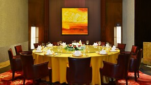 2 restaurants; ze serveren er ontbijt, lunch en diner 