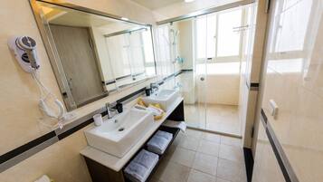 Quadruple Room | Bathroom | Free toiletries, hair dryer, slippers, towels