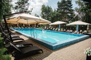 Indoor pool, 2 outdoor pools