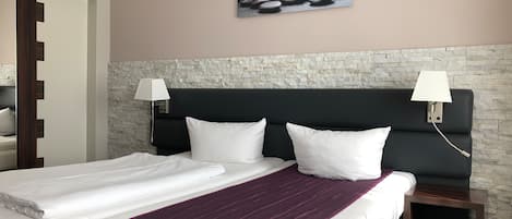 Doppelzimmer | Schreibtisch, kostenlose Babybetten, Zustellbetten, kostenloses WLAN