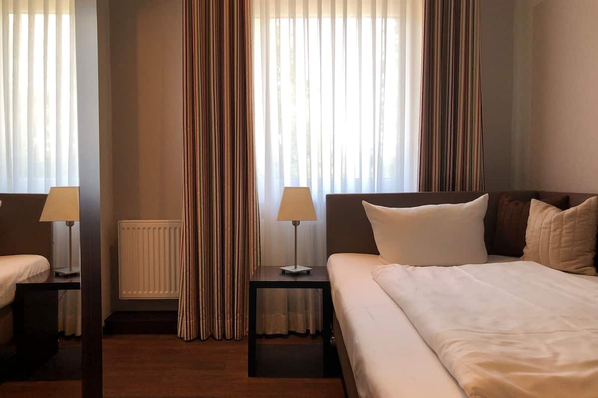 single room | desk, free cots/infant beds, rollaway beds, free wifi