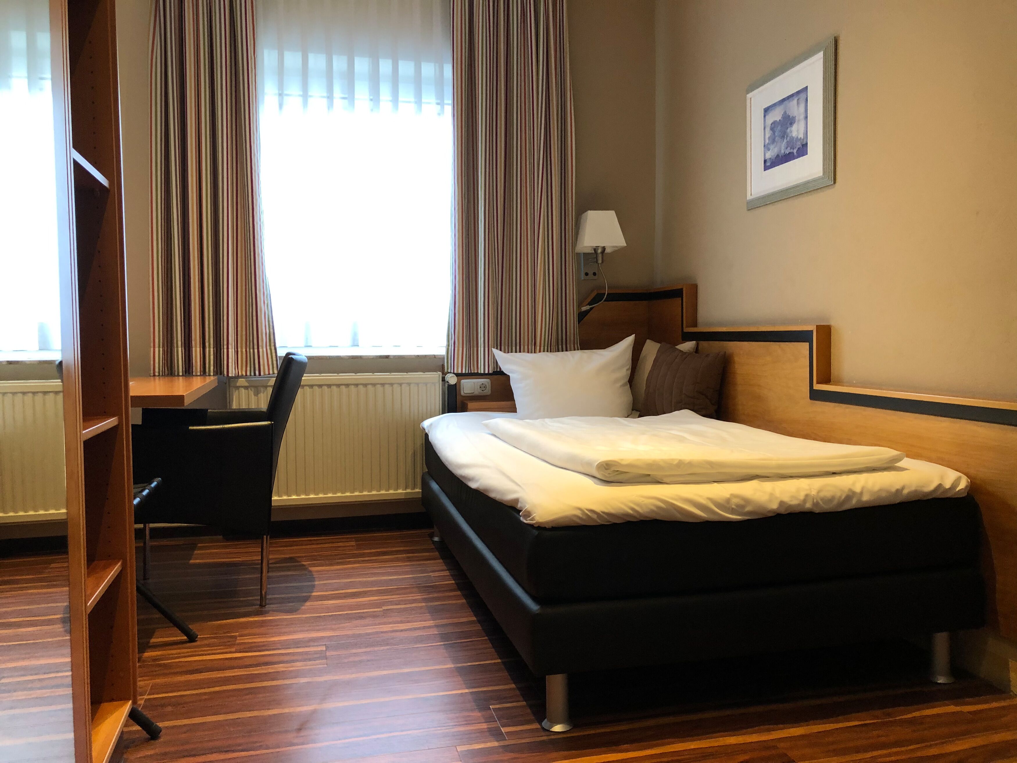 single room | desk, free cots/infant beds, rollaway beds, free wifi