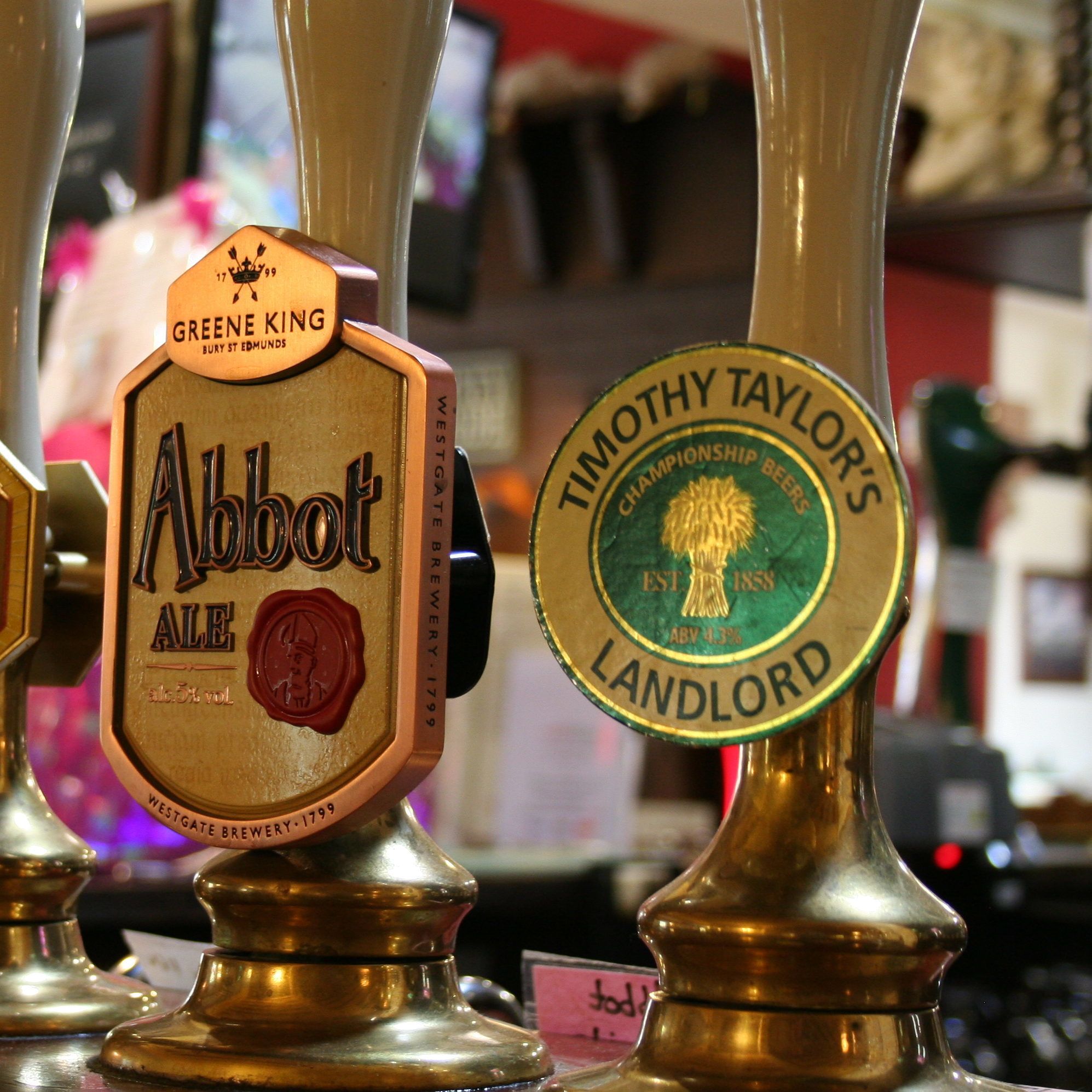 Dans un bar, on peut voir deux robinets à bière portant les inscriptions « Abbott Ale » et « Timothy Taylor’s Landlord ».