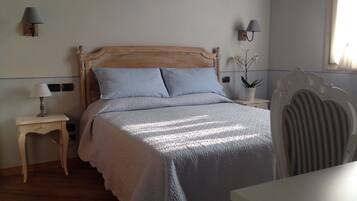 Double Room, Mountain View | Desk, WiFi (free), individually furnished, bed sheets