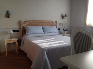 Dobbeltrom, fjellutsikt | Individuelt innredet, skrivebord, wi-fi (inkludert) og sengetøy