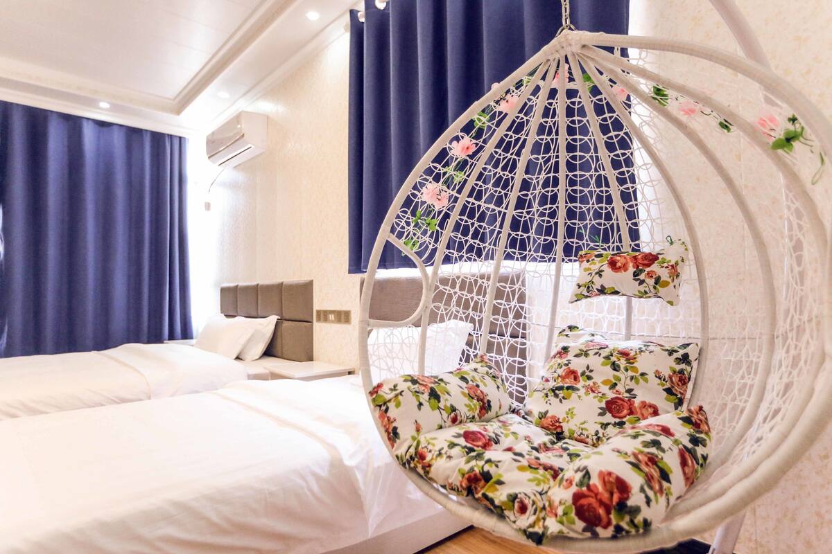 classic twin room, multiple beds, non smoking | individually decorated, individually furnished, desk, blackout curtains