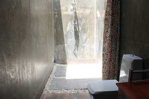 Standard Double Room | Bathroom shower