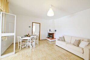 Villa, 2 habitaciones | Zona de estar | Una televisión