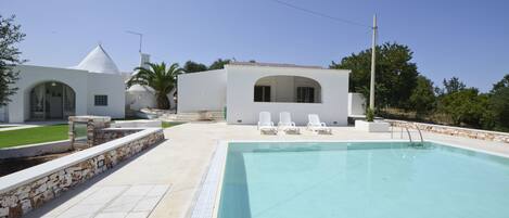 시즌별로 운영되는 야외 수영장