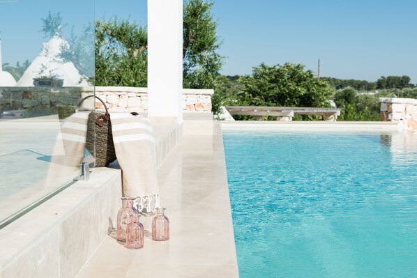 Una piscina al aire libre de temporada