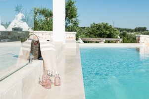Una piscina al aire libre de temporada