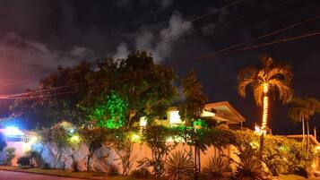 Façade de l’hébergement - soirée/nuit