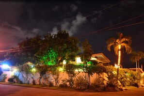 Fassade der Unterkunft – Abend/Nacht