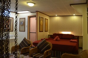 Minibar, caja de seguridad en la habitación y decoración personalizada