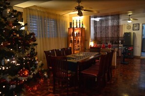 Frühstück, lokale und internationale Küche, Blick auf den Garten