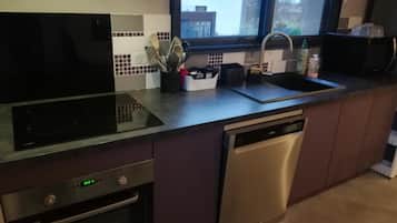 Refrigerador, microondas, utensilios de cocina