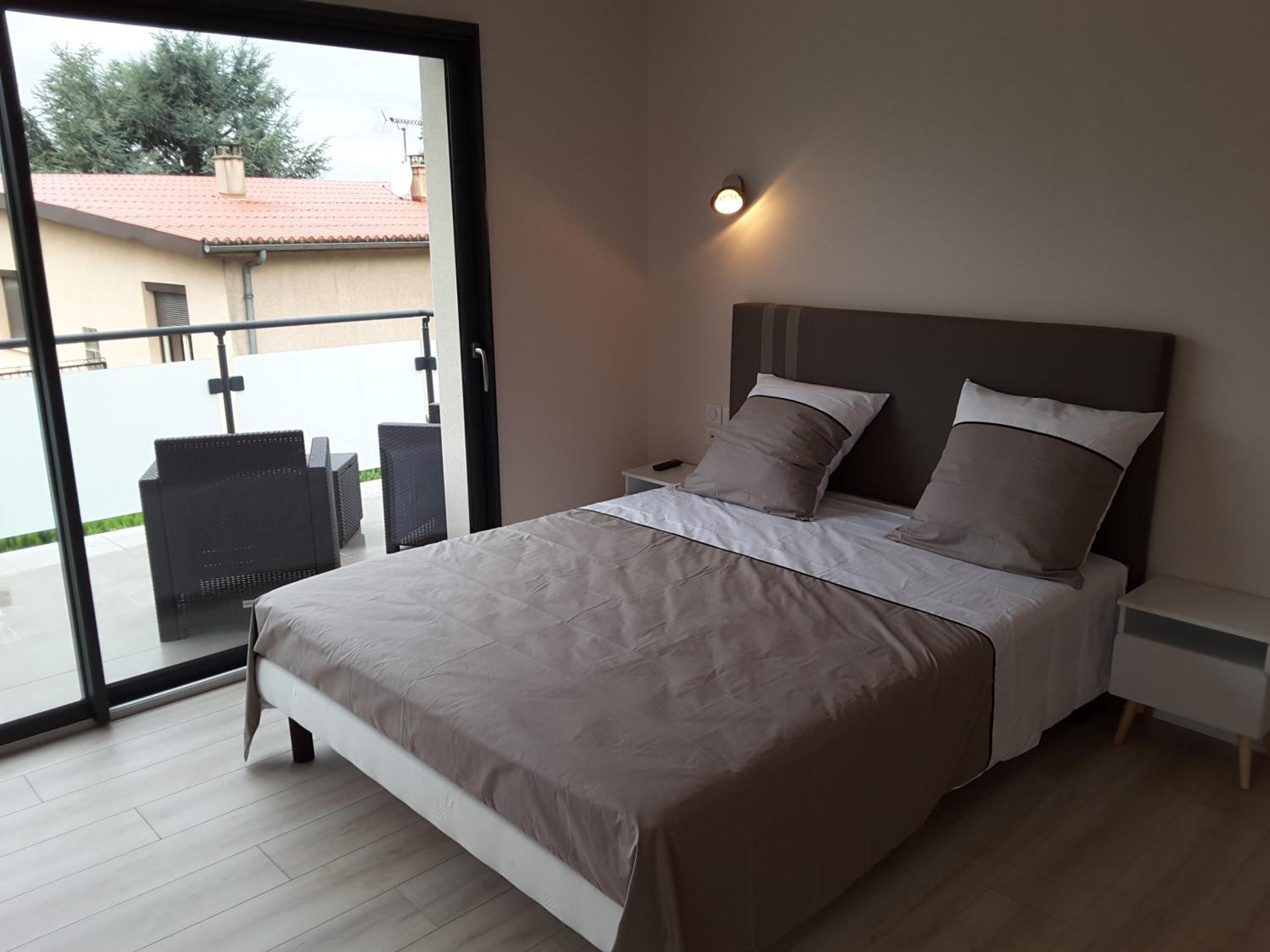 Trang trí khác biệt, bàn, khu vực làm việc phù hợp cho laptop 