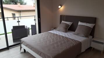 Decoración personalizada, escritorio y espacio para trabajar con laptop