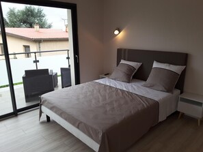 Individually decorated, desk, laptop workspace, blackout curtains - Villa'vi Lyon Est Chambres d'Hôtes (Saint-Priest)