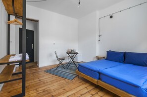 Minibar, escritorio y sistema de insonorización 