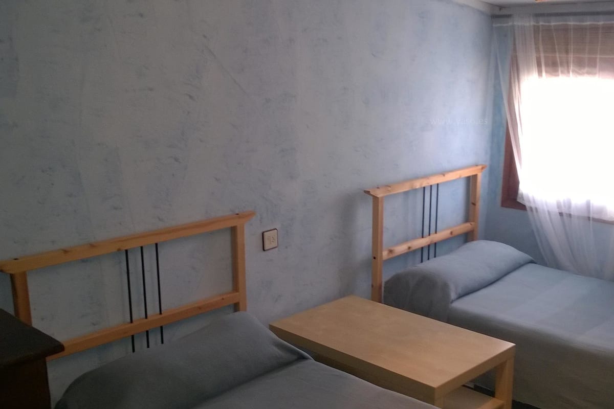 Chambre avec lits jumeaux, salle de bains commune, vue montagne