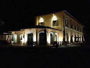 Façade de l’hébergement - soirée/nuit