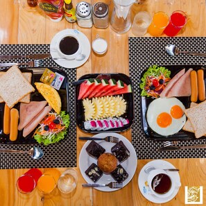 Bữa sáng đặc sản địa phương hàng ngày với phụ phí nhỏ 
