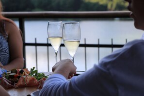A dining table with two glasses of white wine and a variety of appetizers. - Hotel Al Lago (Folgaria)
