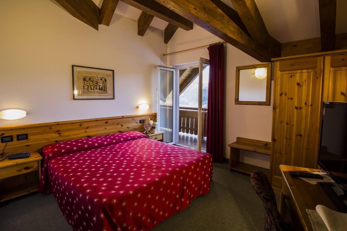 Double Room, 1 Queen Bed, Lake View | In-room safe, desk, blackout drapes, soundproofing