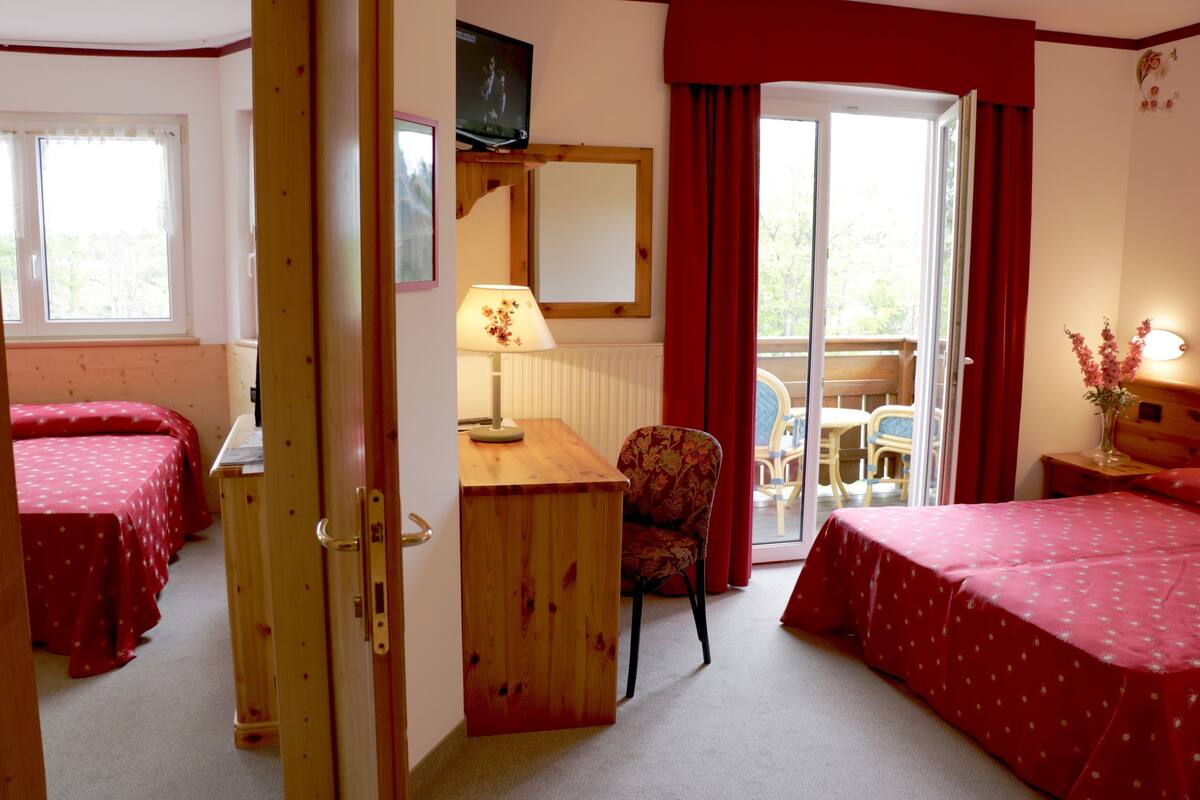 Family Room | In-room safe, desk, blackout drapes, soundproofing