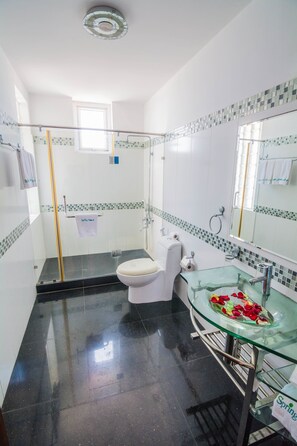 Shower, free toiletries, hair dryer, slippers - Spring Hotel (Vung Tau)