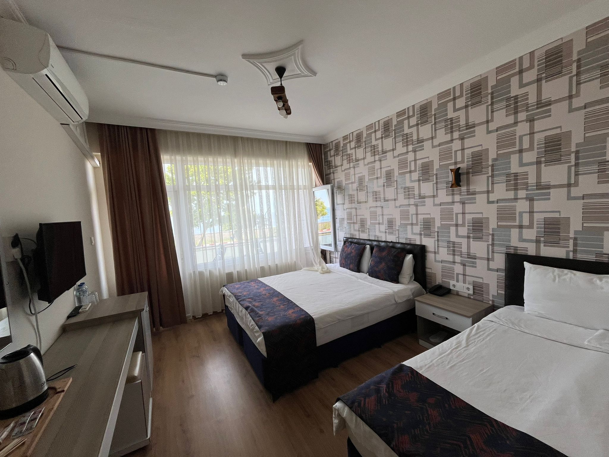 Meja kerja dan Wi-Fi gratis