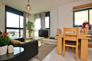 Appartement luxueux, Plusieurs lits, non-fumeur, vue sur la ville | Aire de séjour | Téléviseur à DEL