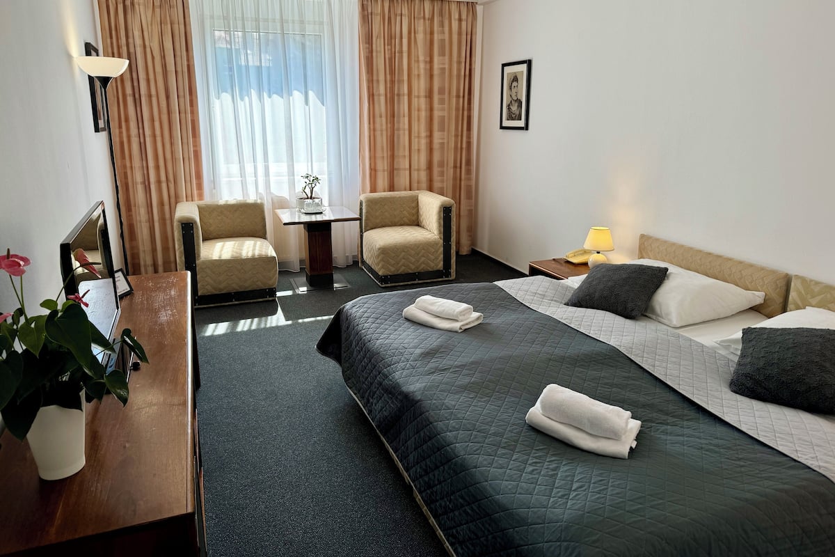 Comfort kamer, 1 twee- of 2 eenpersoonsbedden | Individueel gedecoreerd, een bureau, een laptopwerkplek