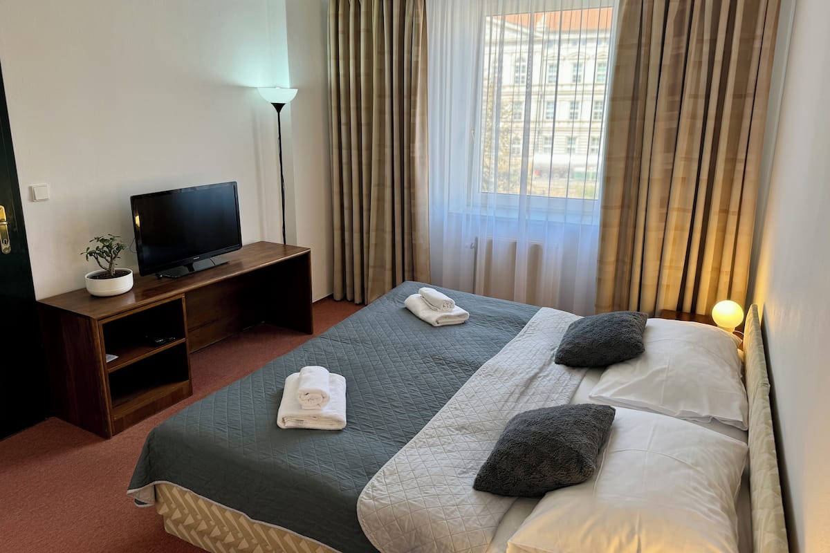 Comfort suite | Individueel gedecoreerd, een bureau, een laptopwerkplek