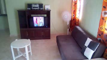 Apartment, 2 Bedrooms | Ruang tamu | TV skrin rata